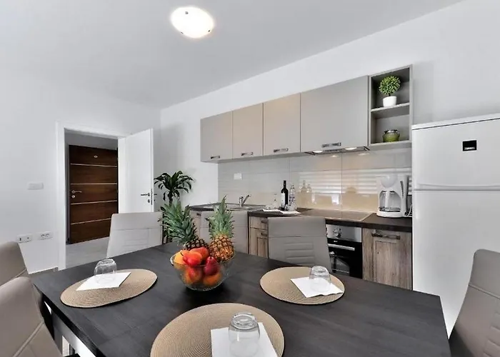 Lägenhet With Parking Space - 24099