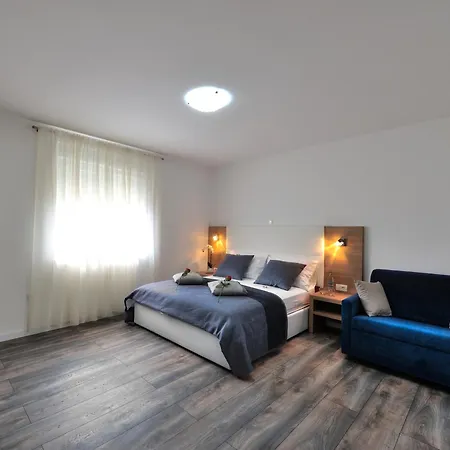 Apartman With Parking Space - 24099 Zára